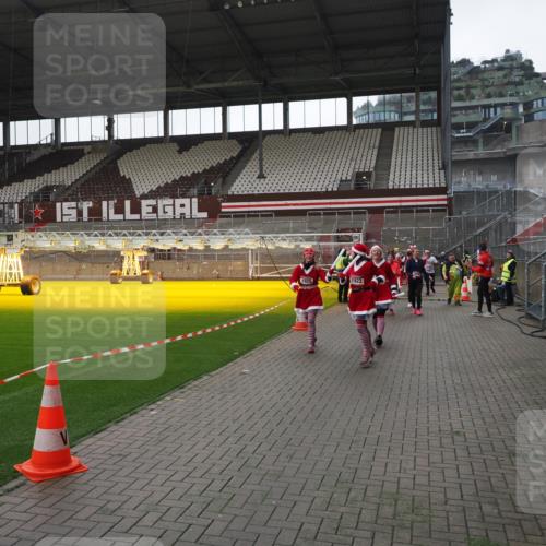 07.12.2025 - St. Pauli X-Mass-Run No. 15 Fabian Wolf http://msf.ph/oto/9419059 07.12.2025 11:29:46 Ziel 859, 882, 1922, 1924, 1925, 2787, 2838, 2840, 2882, 3143, 3144, 3146, 4651, 4839 meine-sportfotos.de