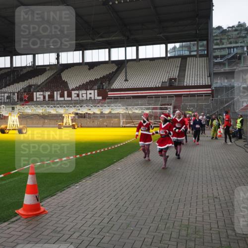 07.12.2025 - St. Pauli X-Mass-Run No. 15 Fabian Wolf http://msf.ph/oto/9419060 07.12.2025 11:29:46 Ziel 859, 882, 1922, 1924, 1925, 2787, 2838, 2840, 2882, 3143, 3144, 3146, 4651, 4839 meine-sportfotos.de
