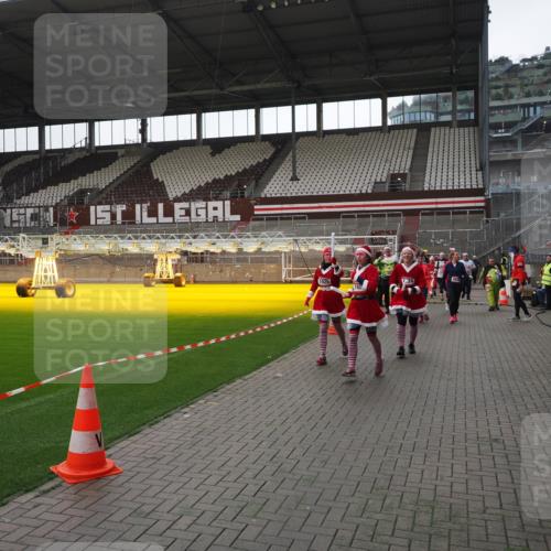 07.12.2025 - St. Pauli X-Mass-Run No. 15 Fabian Wolf http://msf.ph/oto/9419061 07.12.2025 11:29:46 Ziel 859, 882, 1922, 1924, 1925, 2787, 2838, 2840, 2882, 3143, 3144, 3146, 4651, 4839 meine-sportfotos.de