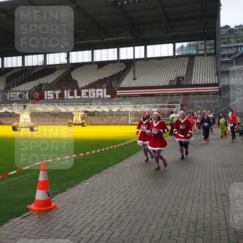 07.12.2025 - St. Pauli X-Mass-Run No. 15 Fabian Wolf http://msf.ph/oto/9419062 07.12.2025 11:29:47 Ziel 859, 882, 1922, 1924, 1925, 2787, 2838, 2840, 2882, 3143, 4651, 4839 meine-sportfotos.de