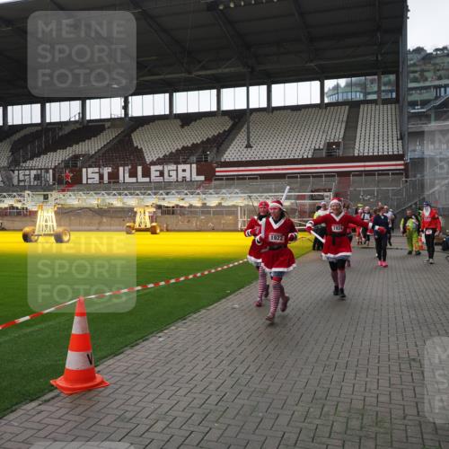 07.12.2025 - St. Pauli X-Mass-Run No. 15 Fabian Wolf http://msf.ph/oto/9419063 07.12.2025 11:29:47 Ziel 859, 882, 1922, 1924, 1925, 2787, 2838, 2840, 2882, 3143, 4651, 4839 meine-sportfotos.de