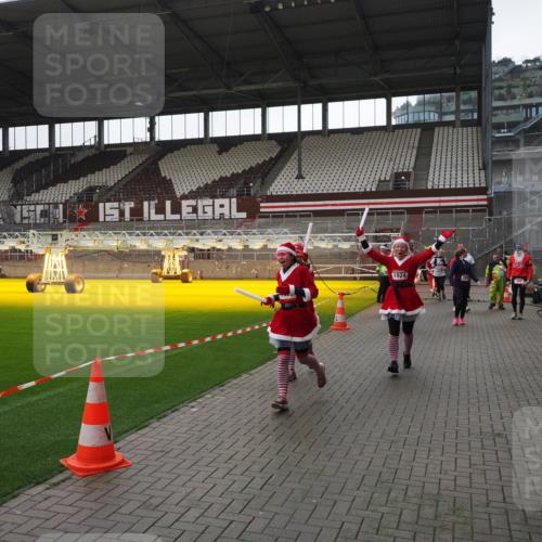 07.12.2025 - St. Pauli X-Mass-Run No. 15 Fabian Wolf http://msf.ph/oto/9419065 07.12.2025 11:29:47 Ziel 859, 882, 1922, 1924, 1925, 2787, 2838, 2840, 2882, 3143, 4651, 4839 meine-sportfotos.de