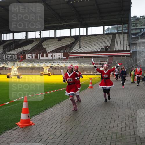 07.12.2025 - St. Pauli X-Mass-Run No. 15 Fabian Wolf http://msf.ph/oto/9419066 07.12.2025 11:29:47 Ziel 859, 882, 1922, 1924, 1925, 2787, 2838, 2840, 2882, 3143, 4651, 4839 meine-sportfotos.de