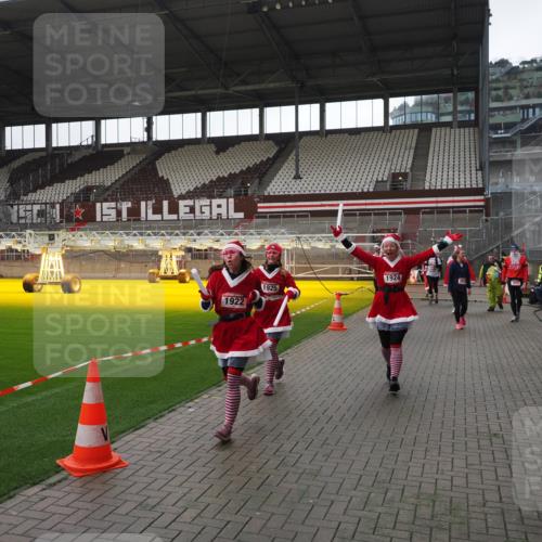 07.12.2025 - St. Pauli X-Mass-Run No. 15 Fabian Wolf http://msf.ph/oto/9419067 07.12.2025 11:29:48 Ziel 859, 882, 1922, 1924, 1925, 2787, 2838, 2840, 2882, 4651, 4839 meine-sportfotos.de