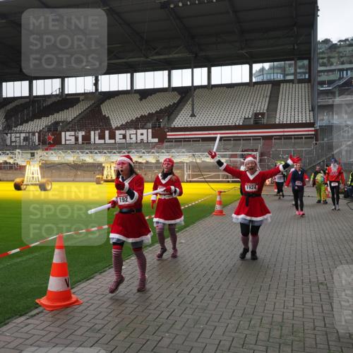 07.12.2025 - St. Pauli X-Mass-Run No. 15 Fabian Wolf http://msf.ph/oto/9419068 07.12.2025 11:29:48 Ziel 859, 882, 1922, 1924, 1925, 2787, 2838, 2840, 2882, 4651, 4839 meine-sportfotos.de