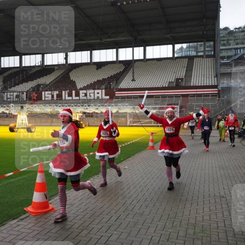 07.12.2025 - St. Pauli X-Mass-Run No. 15 Fabian Wolf http://msf.ph/oto/9419069 07.12.2025 11:29:48 Ziel 859, 882, 1922, 1924, 1925, 2787, 2838, 2840, 2882, 4651, 4839 meine-sportfotos.de