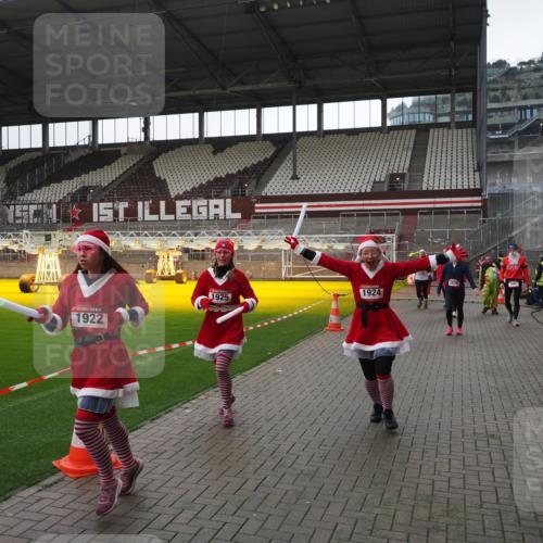 07.12.2025 - St. Pauli X-Mass-Run No. 15 Fabian Wolf http://msf.ph/oto/9419070 07.12.2025 11:29:48 Ziel 859, 882, 1922, 1924, 1925, 2787, 2838, 2840, 2882, 4651, 4839 meine-sportfotos.de