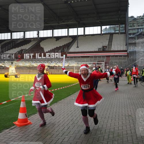 07.12.2025 - St. Pauli X-Mass-Run No. 15 Fabian Wolf http://msf.ph/oto/9419073 07.12.2025 11:29:49 Ziel 859, 882, 1922, 1924, 1925, 2787, 2838, 2840, 4651, 4839 meine-sportfotos.de