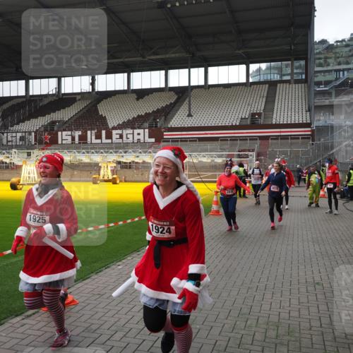 07.12.2025 - St. Pauli X-Mass-Run No. 15 Fabian Wolf http://msf.ph/oto/9419075 07.12.2025 11:29:49 Ziel 859, 882, 1922, 1924, 1925, 2787, 2838, 2840, 4651, 4839 meine-sportfotos.de