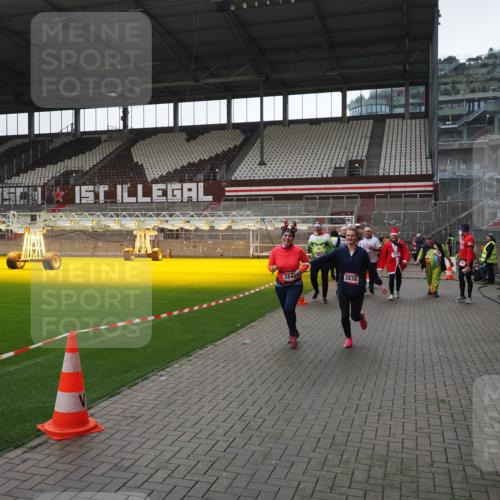 07.12.2025 - St. Pauli X-Mass-Run No. 15 Fabian Wolf http://msf.ph/oto/9419076 07.12.2025 11:29:50 Ziel 859, 882, 1922, 1924, 1925, 2787, 2838, 2840, 4651, 4839 meine-sportfotos.de