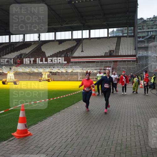 07.12.2025 - St. Pauli X-Mass-Run No. 15 Fabian Wolf http://msf.ph/oto/9419077 07.12.2025 11:29:50 Ziel 859, 882, 1922, 1924, 1925, 2787, 2838, 2840, 4651, 4839 meine-sportfotos.de