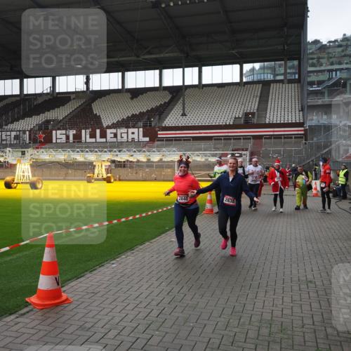 07.12.2025 - St. Pauli X-Mass-Run No. 15 Fabian Wolf http://msf.ph/oto/9419078 07.12.2025 11:29:50 Ziel 859, 882, 1922, 1924, 1925, 2787, 2838, 2840, 4651, 4839 meine-sportfotos.de