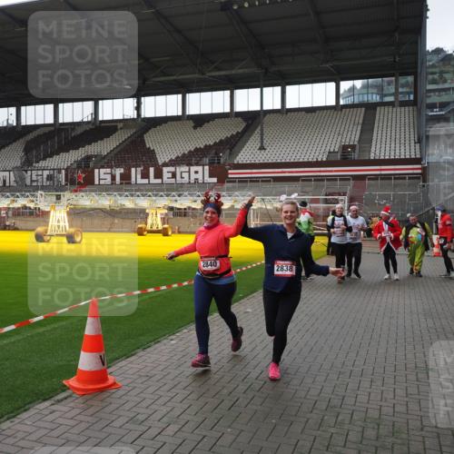 07.12.2025 - St. Pauli X-Mass-Run No. 15 Fabian Wolf http://msf.ph/oto/9419081 07.12.2025 11:29:51 Ziel 859, 882, 1922, 1924, 1925, 2787, 2838, 2840, 4651, 4839 meine-sportfotos.de