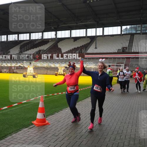 07.12.2025 - St. Pauli X-Mass-Run No. 15 Fabian Wolf http://msf.ph/oto/9419082 07.12.2025 11:29:51 Ziel 859, 882, 1922, 1924, 1925, 2787, 2838, 2840, 4651, 4839 meine-sportfotos.de