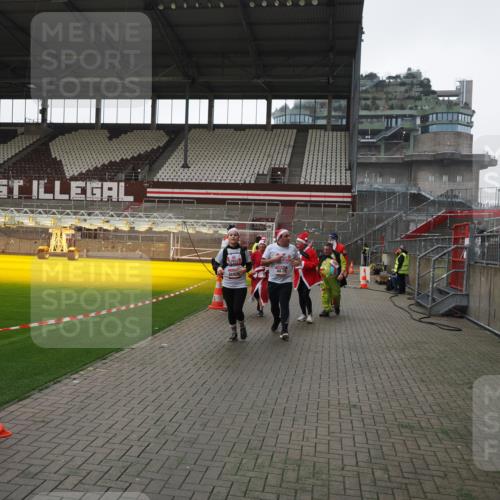 07.12.2025 - St. Pauli X-Mass-Run No. 15 Fabian Wolf http://msf.ph/oto/9419087 07.12.2025 11:29:53 Ziel 859, 882, 1922, 1924, 1925, 1941, 2787, 2838, 2840, 3303, 4651, 4839 meine-sportfotos.de