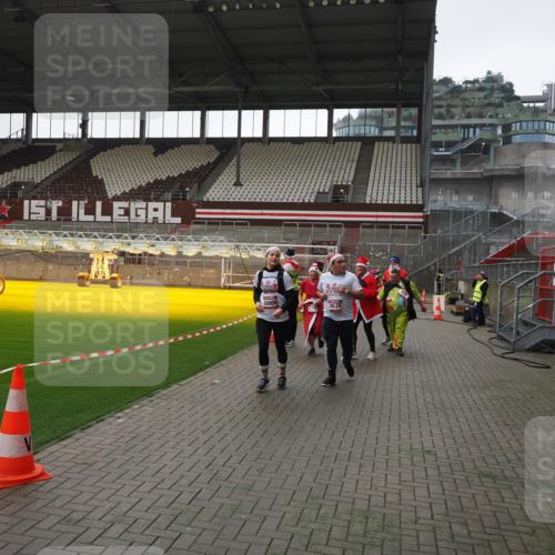 07.12.2025 - St. Pauli X-Mass-Run No. 15 Fabian Wolf http://msf.ph/oto/9419089 07.12.2025 11:29:53 Ziel 859, 882, 1922, 1924, 1925, 1941, 2787, 2838, 2840, 3303, 4651, 4839 meine-sportfotos.de