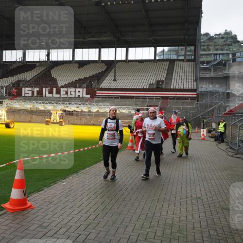07.12.2025 - St. Pauli X-Mass-Run No. 15 Fabian Wolf http://msf.ph/oto/9419092 07.12.2025 11:29:54 Ziel 859, 882, 1922, 1924, 1925, 1941, 2787, 2838, 2840, 3303, 4651, 4839 meine-sportfotos.de