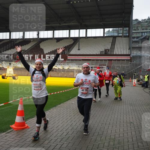07.12.2025 - St. Pauli X-Mass-Run No. 15 Fabian Wolf http://msf.ph/oto/9419096 07.12.2025 11:29:55 Ziel 859, 882, 1922, 1924, 1925, 1941, 2787, 2838, 2840, 3303, 4651, 4839 meine-sportfotos.de
