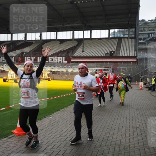 07.12.2025 - St. Pauli X-Mass-Run No. 15 Fabian Wolf http://msf.ph/oto/9419097 07.12.2025 11:29:55 Ziel 859, 882, 1922, 1924, 1925, 1941, 2787, 2838, 2840, 3303, 4651, 4839 meine-sportfotos.de