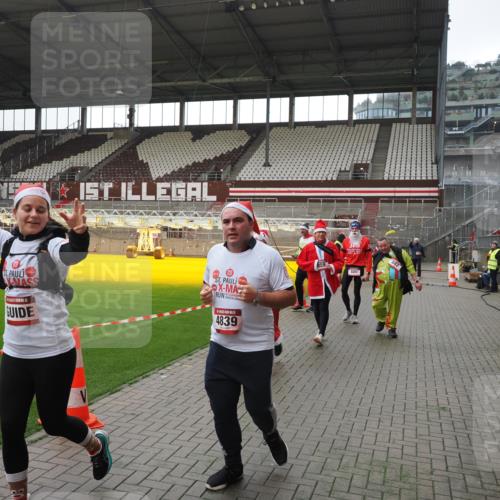07.12.2025 - St. Pauli X-Mass-Run No. 15 Fabian Wolf http://msf.ph/oto/9419098 07.12.2025 11:29:55 Ziel 859, 882, 1922, 1924, 1925, 1941, 2787, 2838, 2840, 3303, 4651, 4839 meine-sportfotos.de