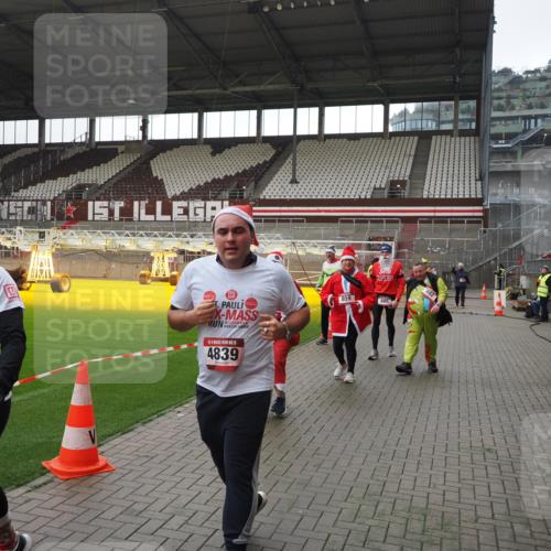 07.12.2025 - St. Pauli X-Mass-Run No. 15 Fabian Wolf http://msf.ph/oto/9419099 07.12.2025 11:29:55 Ziel 859, 882, 1922, 1924, 1925, 1941, 2787, 2838, 2840, 3303, 4651, 4839 meine-sportfotos.de