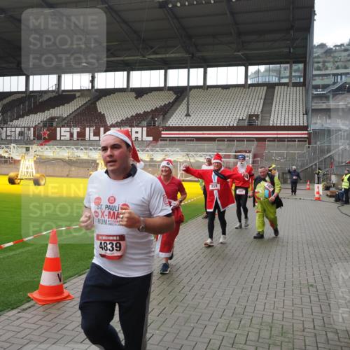 07.12.2025 - St. Pauli X-Mass-Run No. 15 Fabian Wolf http://msf.ph/oto/9419100 07.12.2025 11:29:55 Ziel 859, 882, 1922, 1924, 1925, 1941, 2787, 2838, 2840, 3303, 4651, 4839 meine-sportfotos.de