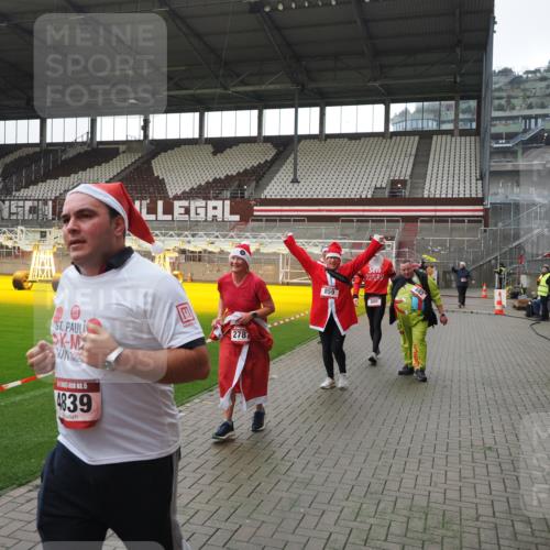 07.12.2025 - St. Pauli X-Mass-Run No. 15 Fabian Wolf http://msf.ph/oto/9419101 07.12.2025 11:29:56 Ziel 859, 882, 1922, 1924, 1925, 1941, 2787, 2838, 2840, 3303, 4651, 4839 meine-sportfotos.de