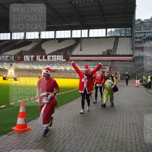 07.12.2025 - St. Pauli X-Mass-Run No. 15 Fabian Wolf http://msf.ph/oto/9419102 07.12.2025 11:29:56 Ziel 859, 882, 1922, 1924, 1925, 1941, 2787, 2838, 2840, 3303, 4651, 4839 meine-sportfotos.de