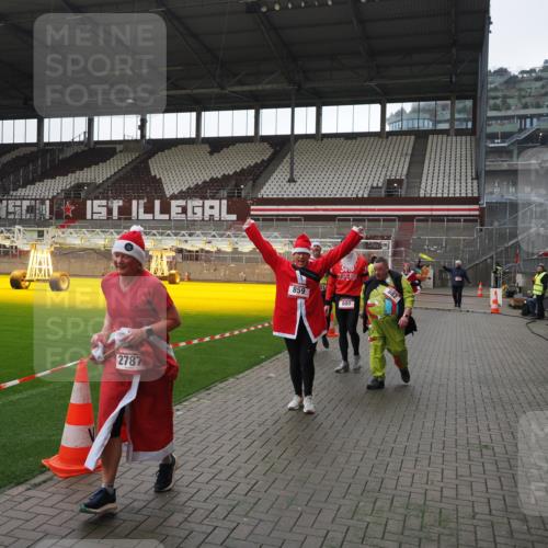 07.12.2025 - St. Pauli X-Mass-Run No. 15 Fabian Wolf http://msf.ph/oto/9419103 07.12.2025 11:29:56 Ziel 859, 882, 1922, 1924, 1925, 1941, 2787, 2838, 2840, 3303, 4651, 4839 meine-sportfotos.de