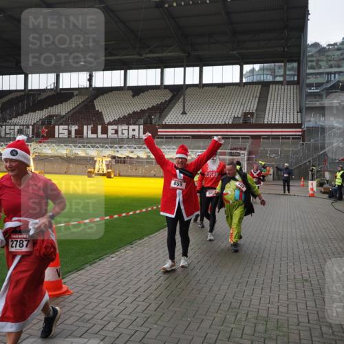 07.12.2025 - St. Pauli X-Mass-Run No. 15 Fabian Wolf http://msf.ph/oto/9419105 07.12.2025 11:29:57 Ziel 859, 882, 1922, 1924, 1925, 1941, 2787, 2838, 2840, 3303, 4651, 4839 meine-sportfotos.de