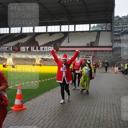 07.12.2025 - St. Pauli X-Mass-Run No. 15 Fabian Wolf http://msf.ph/oto/9419106 07.12.2025 11:29:57 Ziel 859, 882, 1922, 1924, 1925, 1941, 2787, 2838, 2840, 3303, 4651, 4839 meine-sportfotos.de