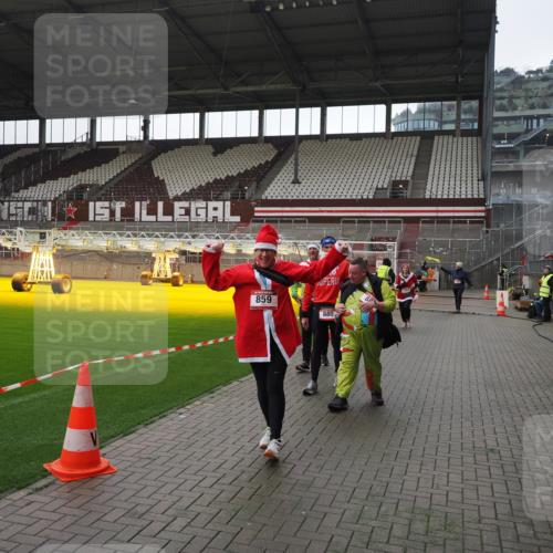 07.12.2025 - St. Pauli X-Mass-Run No. 15 Fabian Wolf http://msf.ph/oto/9419107 07.12.2025 11:29:57 Ziel 859, 882, 1922, 1924, 1925, 1941, 2787, 2838, 2840, 3303, 4651, 4839 meine-sportfotos.de
