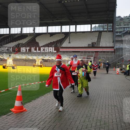 07.12.2025 - St. Pauli X-Mass-Run No. 15 Fabian Wolf http://msf.ph/oto/9419108 07.12.2025 11:29:57 Ziel 859, 882, 1922, 1924, 1925, 1941, 2787, 2838, 2840, 3303, 4651, 4839 meine-sportfotos.de