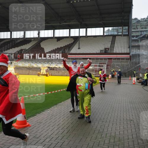 07.12.2025 - St. Pauli X-Mass-Run No. 15 Fabian Wolf http://msf.ph/oto/9419110 07.12.2025 11:29:59 Ziel 1941, 2787, 2838, 2840, 3303, 4651, 4839 meine-sportfotos.de