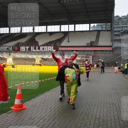 07.12.2025 - St. Pauli X-Mass-Run No. 15 Fabian Wolf http://msf.ph/oto/9419111 07.12.2025 11:29:59 Ziel 1941, 2787, 2838, 2840, 3303, 4651, 4839 meine-sportfotos.de