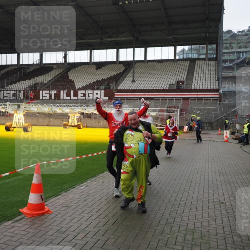 07.12.2025 - St. Pauli X-Mass-Run No. 15 Fabian Wolf http://msf.ph/oto/9419112 07.12.2025 11:29:59 Ziel 1941, 2787, 2838, 2840, 3303, 4651, 4839 meine-sportfotos.de