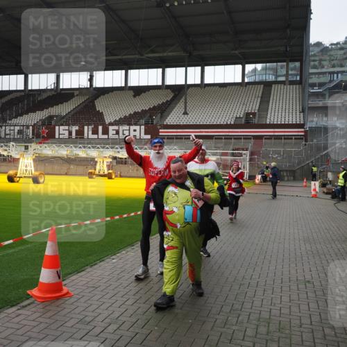 07.12.2025 - St. Pauli X-Mass-Run No. 15 Fabian Wolf http://msf.ph/oto/9419113 07.12.2025 11:29:59 Ziel 1941, 2787, 2838, 2840, 3303, 4651, 4839 meine-sportfotos.de