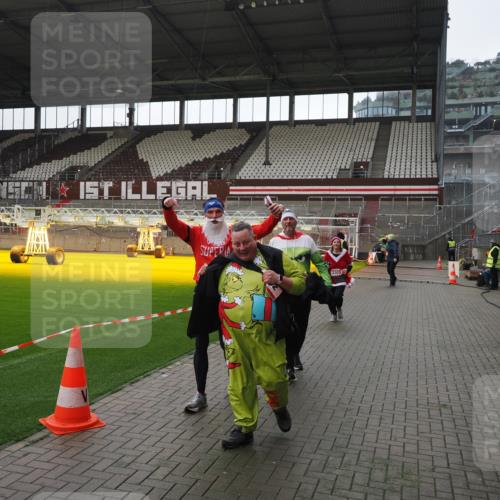 07.12.2025 - St. Pauli X-Mass-Run No. 15 Fabian Wolf http://msf.ph/oto/9419114 07.12.2025 11:29:59 Ziel 1941, 2787, 2838, 2840, 3303, 4651, 4839 meine-sportfotos.de