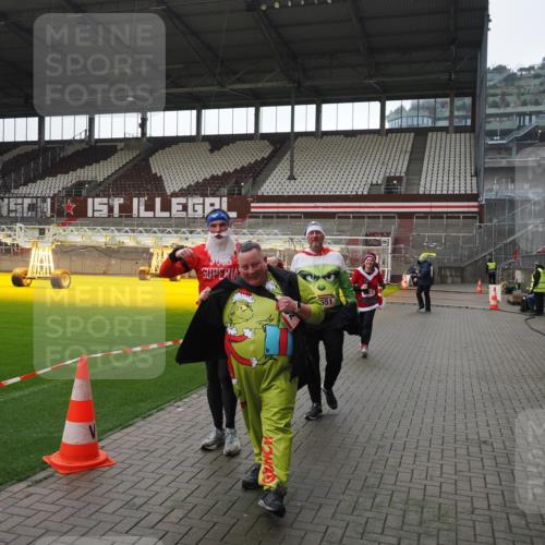 07.12.2025 - St. Pauli X-Mass-Run No. 15 Fabian Wolf http://msf.ph/oto/9419115 07.12.2025 11:30:00 Ziel 1941, 2787, 2838, 2840, 3303, 4839 meine-sportfotos.de