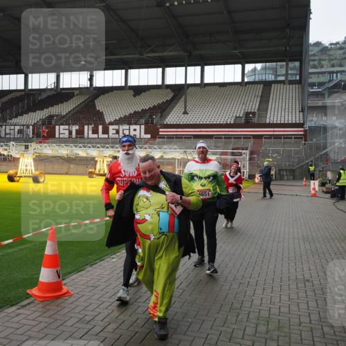 07.12.2025 - St. Pauli X-Mass-Run No. 15 Fabian Wolf http://msf.ph/oto/9419116 07.12.2025 11:30:00 Ziel 1941, 2787, 2838, 2840, 3303, 4839 meine-sportfotos.de