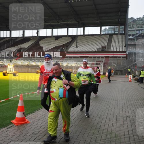 07.12.2025 - St. Pauli X-Mass-Run No. 15 Fabian Wolf http://msf.ph/oto/9419117 07.12.2025 11:30:00 Ziel 1941, 2787, 2838, 2840, 3303, 4839 meine-sportfotos.de