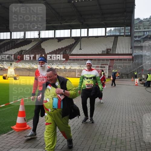 07.12.2025 - St. Pauli X-Mass-Run No. 15 Fabian Wolf http://msf.ph/oto/9419118 07.12.2025 11:30:00 Ziel 1941, 2787, 2838, 2840, 3303, 4839 meine-sportfotos.de