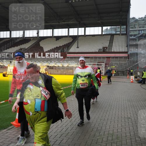 07.12.2025 - St. Pauli X-Mass-Run No. 15 Fabian Wolf http://msf.ph/oto/9419120 07.12.2025 11:30:01 Ziel 1941, 2787, 2838, 2840, 3303, 4839 meine-sportfotos.de