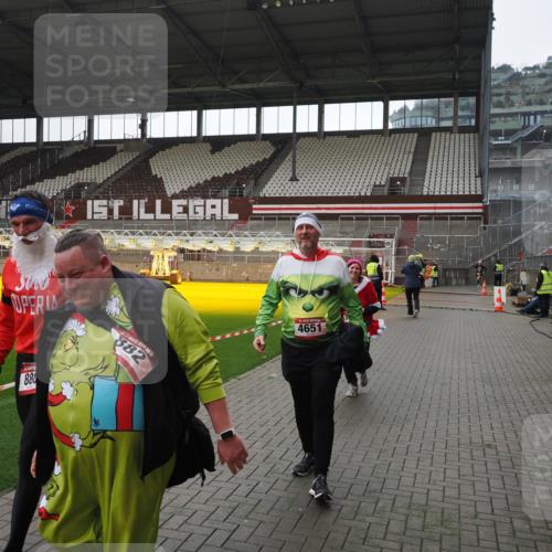 07.12.2025 - St. Pauli X-Mass-Run No. 15 Fabian Wolf http://msf.ph/oto/9419121 07.12.2025 11:30:01 Ziel 1941, 2787, 2838, 2840, 3303, 4839 meine-sportfotos.de