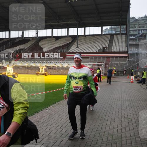 07.12.2025 - St. Pauli X-Mass-Run No. 15 Fabian Wolf http://msf.ph/oto/9419122 07.12.2025 11:30:01 Ziel 1941, 2787, 2838, 2840, 3303, 4839 meine-sportfotos.de