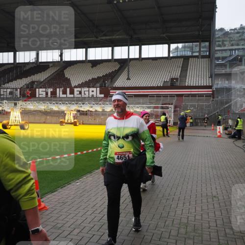 07.12.2025 - St. Pauli X-Mass-Run No. 15 Fabian Wolf http://msf.ph/oto/9419123 07.12.2025 11:30:01 Ziel 1941, 2787, 2838, 2840, 3303, 4839 meine-sportfotos.de