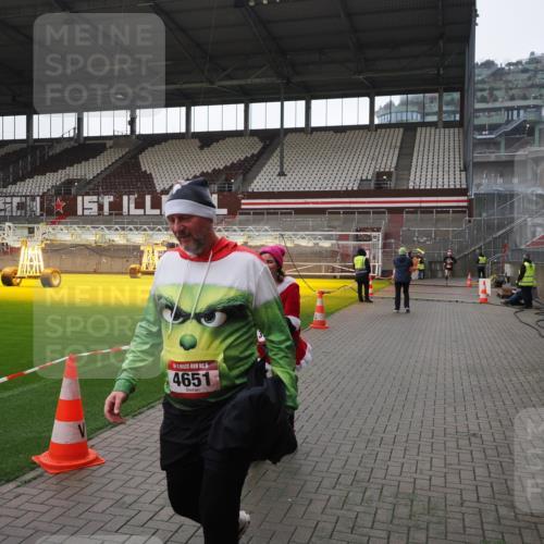 07.12.2025 - St. Pauli X-Mass-Run No. 15 Fabian Wolf http://msf.ph/oto/9419126 07.12.2025 11:30:02 Ziel 1941, 2787, 2838, 2840, 3303, 4839 meine-sportfotos.de