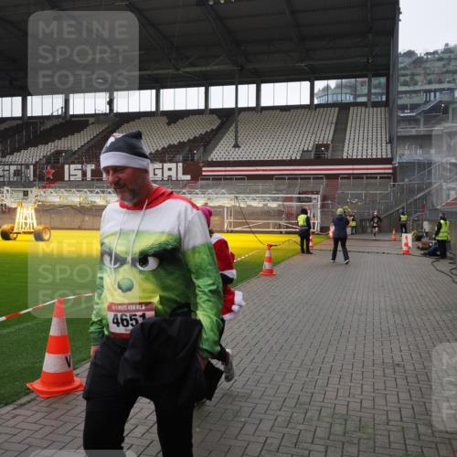 07.12.2025 - St. Pauli X-Mass-Run No. 15 Fabian Wolf http://msf.ph/oto/9419127 07.12.2025 11:30:02 Ziel 1941, 2787, 2838, 2840, 3303, 4839 meine-sportfotos.de