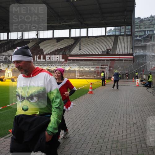 07.12.2025 - St. Pauli X-Mass-Run No. 15 Fabian Wolf http://msf.ph/oto/9419128 07.12.2025 11:30:02 Ziel 1941, 2787, 2838, 2840, 3303, 4839 meine-sportfotos.de