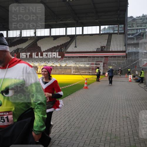 07.12.2025 - St. Pauli X-Mass-Run No. 15 Fabian Wolf http://msf.ph/oto/9419129 07.12.2025 11:30:03 Ziel 1941, 2787, 3303, 4839 meine-sportfotos.de